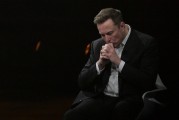 汶上特斯拉股价收涨超3%：特朗普无意沟通，马斯克父亲劝儿子低头